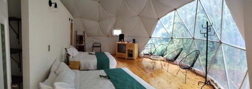 sypialnia z 2 łóżkami w namiocie w obiekcie Refugio La Paz EcoGlamping w mieście San Ramón