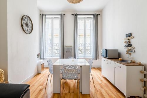 une cuisine et une salle à manger avec une table et des chaises dans l'établissement SC Collection - Charme et Grandeur de la Lorette, à Marseille