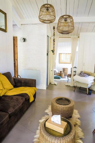 un salon avec un canapé et une table dans l'établissement Jolie maison en bois climatisée Proche Lac&Océan, à Hourtin