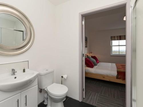 Bilik mandi di Cot Cottage - Panoramic Views & Hot Tub!