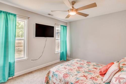 Ένα ή περισσότερα κρεβάτια σε δωμάτιο στο Charming Oak Island Beach House with Fire Pit and Yard