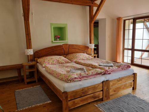 um quarto com uma cama de madeira num quarto em Apartmány Krásné zátiší em Krásno