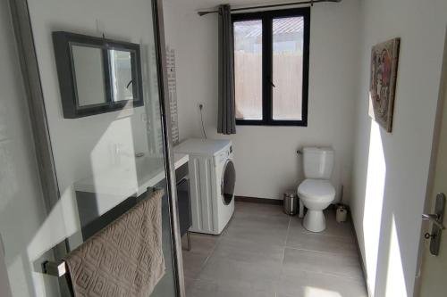 une salle de bain avec un lavabo et des toilettes dans l'établissement Charmant studio indépendant dans la colline, à Eyguières