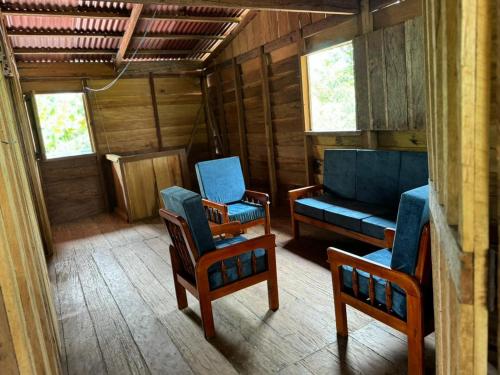 ein Wohnzimmer mit 2 Stühlen und einem Sofa in der Unterkunft HOSPEDAJE DOÑA NEL in El Valle