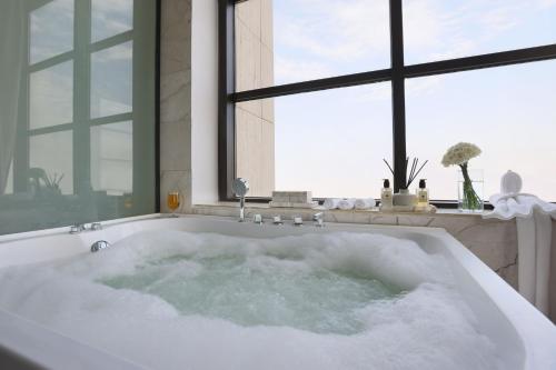 eine Badewanne mit Schnee vor einem Fenster in der Unterkunft Novo Hotel in Riad