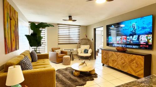 uma sala de estar com uma grande televisão de ecrã plano em Ocean Luxe in Paradise - Le Paradis Royal em Rincon