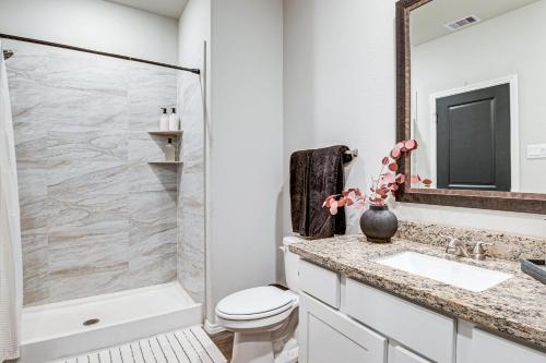 Vannituba majutusasutuses Montgomery Home with Pond Access, Fire Pit and More!