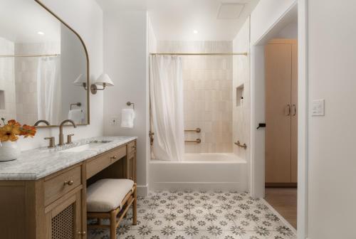 een badkamer met een bad, een wastafel en een douche bij The Inn At Anatega #4 in Santa Barbara