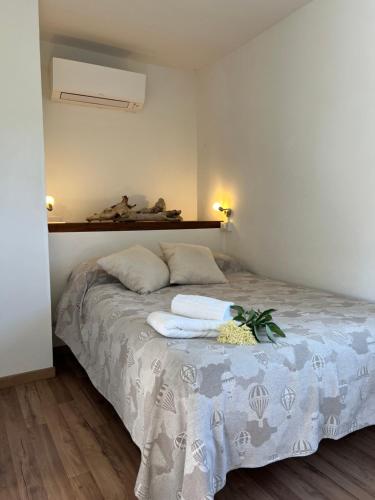 a bedroom with a bed with two towels on it at Albero di Karta in Canneto Pavese