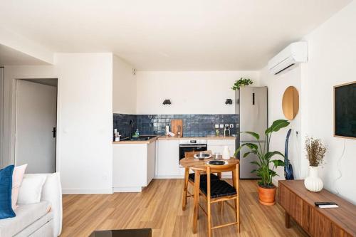 une cuisine et un salon avec une table et un canapé dans l'établissement Les terrasses du Vallon, à Marseille