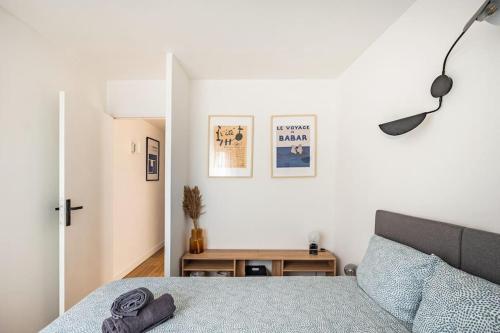 une chambre blanche avec un lit et une table dans l'établissement Les terrasses du Vallon, à Marseille