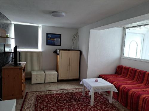 ein Wohnzimmer mit einem roten Sofa und einem Fenster in der Unterkunft Nensi in Ehekirchen