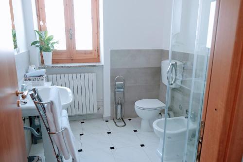 ein Bad mit einer Dusche, einem WC und einem Waschbecken in der Unterkunft La Residenza del Marchesato in Marano Marchesato