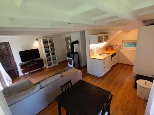 ein Wohnzimmer mit einem Sofa und einem Tisch in der Unterkunft Randy's House Plzeň in Pilsen