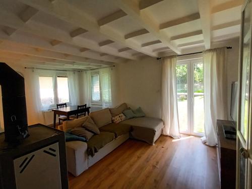 ein Wohnzimmer mit einem Sofa und einem großen Fenster in der Unterkunft Randy's House Plzeň in Pilsen