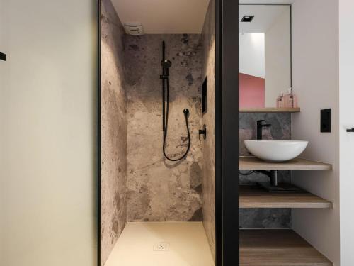 WissenkerkeにあるCottage near Het Bokkegat Nature Reserveのバスルーム(シャワー、シンク付)