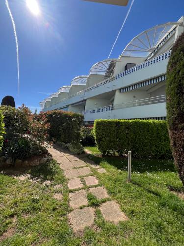 budynek z kamienną ścieżką przed nim w obiekcie A deux pas de la plage - Entre Nice/Cannes w mieście Villeneuve-Loubet