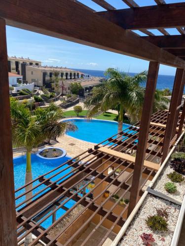 balcone con vista su un resort con piscina di Barista Homes a San Miguel de Abona