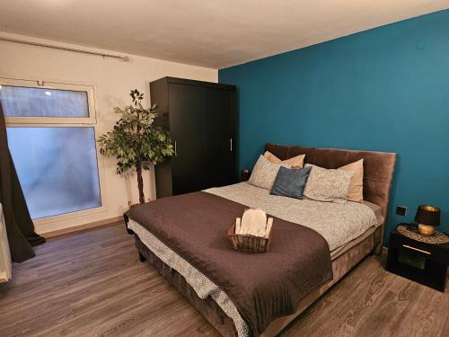 Un dormitorio con una cama con una cesta. en Apartman Dea Brseč, en Brseč