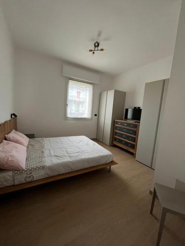 Un dormitorio con una cama y un frigorífico. en A Casa Di Viola, en Casalecchio di Reno