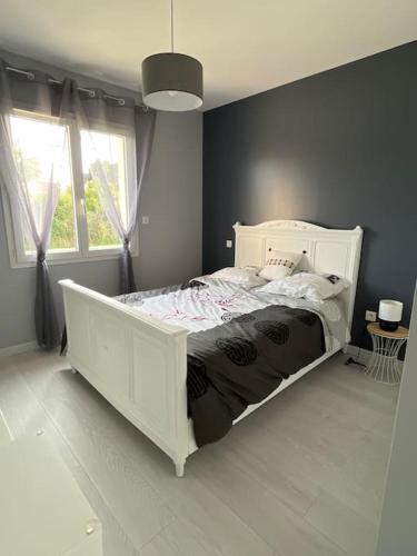 une chambre avec un lit blanc et une fenêtre dans l'établissement Maison à Saint elix le château, à Saint-Élix-le-Château