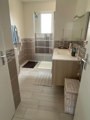 une salle de bain blanche avec une douche et un lavabo dans l'établissement Maison à Saint elix le château, à Saint-Élix-le-Château