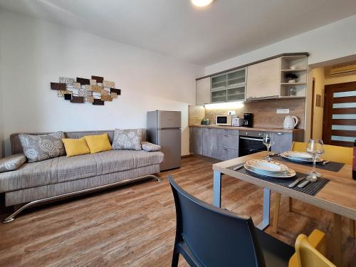 Apartment and Rooms Katunar