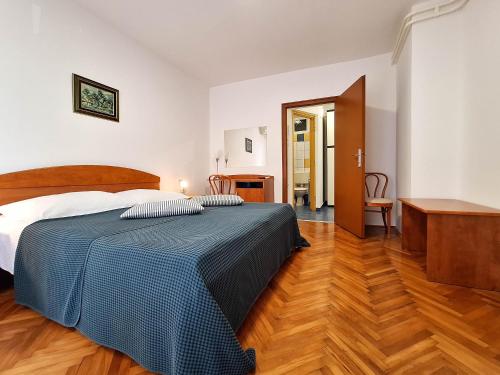 Apartment and Rooms Katunar