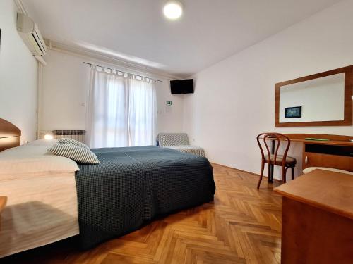 Apartment and Rooms Katunar