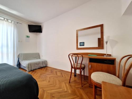 Apartment and Rooms Katunar