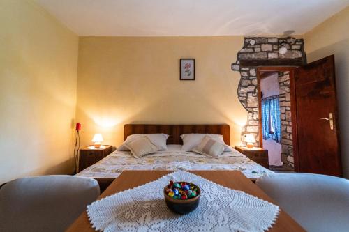Apartment Lucija في Žminj: غرفة نوم مع سرير وطاولة مع وعاء من الحلوى