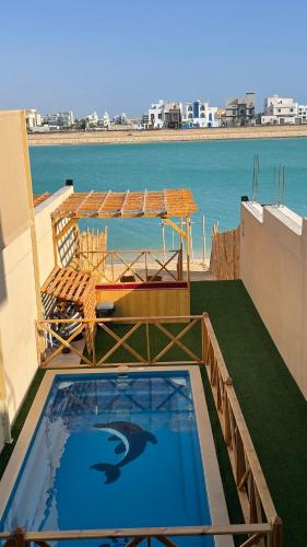 einem Pool auf einem Gebäude mit Meerblick in der Unterkunft درة العروس اكواخ الدره in Durrat Al-Arus
