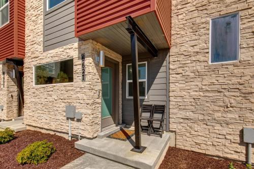una casa de ladrillo con porche delantero con escalera en Silver Creek Village 6627 by Moose Management en Park City