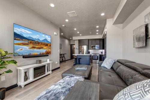 sala de estar con sofá y TV en Silver Creek Village 6627 by Moose Management en Park City