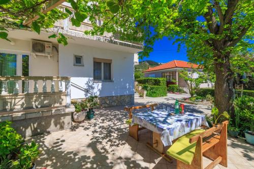 Apartments and Room Petar