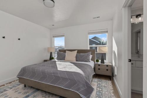 Postel nebo postele na pokoji v ubytování Silver Creek Village 6885 by Moose Management