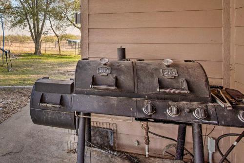 Ruang duduk di Charming Gainesville Retreat Barn, Horses Welcome