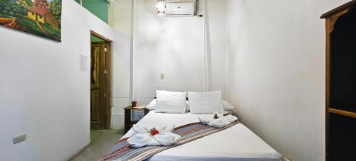 ein Schlafzimmer mit 2 Betten und Handtüchern darauf in der Unterkunft Casa Oro Eco Hostel in San Juan del Sur