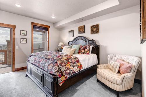 ein Schlafzimmer mit einem Bett und einem Stuhl in der Unterkunft Village at the Shores 201 by Moose Management in Cranmer