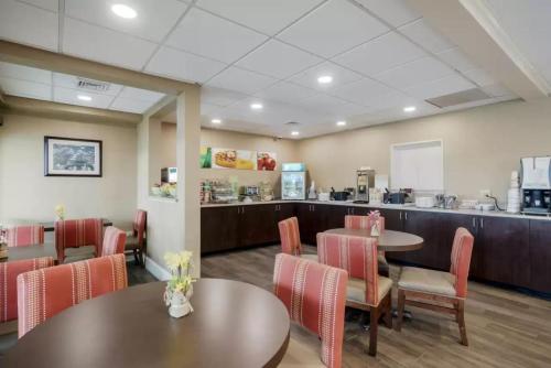a restaurant with tables and chairs and a counter at Quality Inn & Suites Ocean City Fenwick in Ocean City
