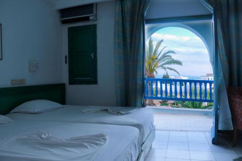 - une chambre avec un lit et une fenêtre avec vue dans l'établissement Hotel Le Khalife, à Hammamet