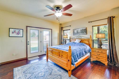 Una cama o camas en una habitación de Neosho Home on 90 Acres with Private Pool and Fire Pit