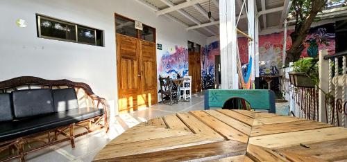 サン・フアン・デル・スルにあるCasa Oro Eco Hostelの木製テーブルとベンチが備わる客室です。