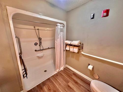 y baño con ducha y aseo. en SureStay Plus by Best Western Fremont I-69, en Fremont