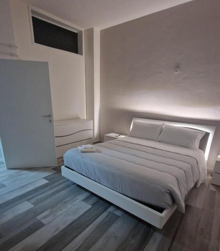 Un dormitorio con una cama grande con luz. en BB Corso Roma, en San Giovanni Rotondo