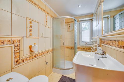 een badkamer met een wastafel, een douche en een toilet bij Dom na Kaszubach przy jeziorze in Stężyca