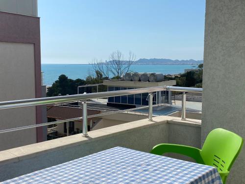 un tavolo e sedie su un balcone con vista sull'oceano di LunaSol seaside Apartments a Durrës