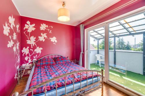 een slaapkamer met een bed met bloemen aan de muur bij Dom na Kaszubach przy jeziorze in Stężyca