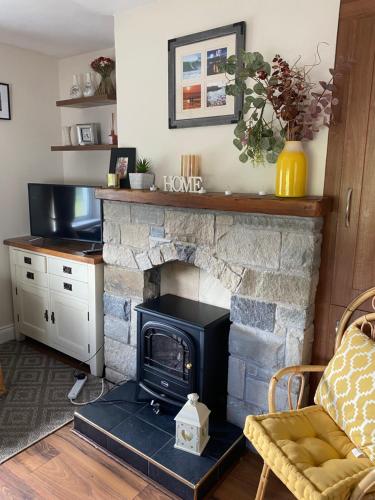 sala de estar con chimenea de piedra y sofá en Shannon Park House, en Sligo
