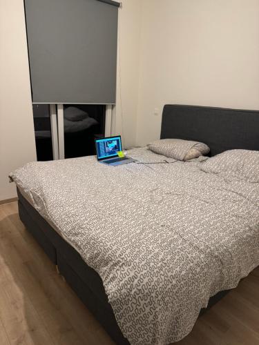 Кровать или кровати в номере Appartement 100m2 drogenbos